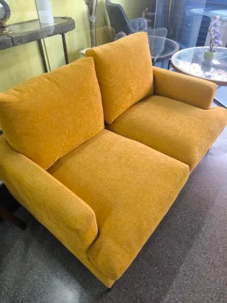 Elegante sofá de 2 plazas en tela