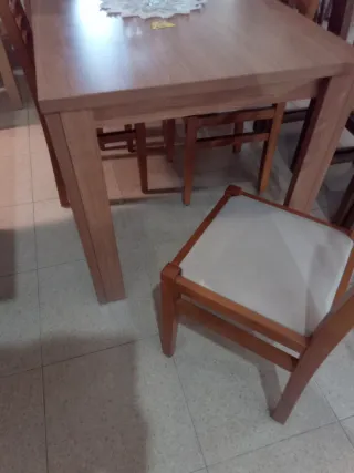 Mesa de comedor y 4 sillas