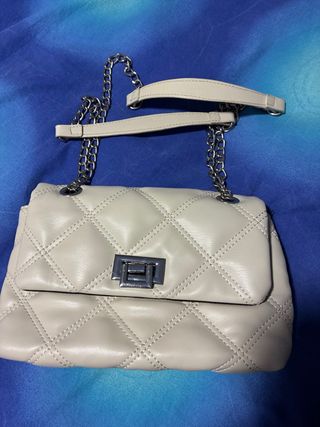 Bolso beige acolchado con cadena