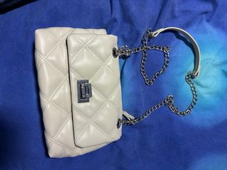 Bolso beige acolchado con cadena