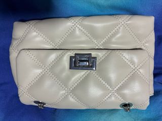 Bolso beige acolchado con cadena