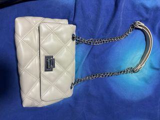Bolso beige acolchado con cadena