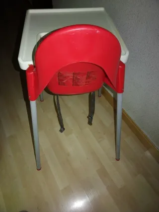 Trona roja y blanca de ikea