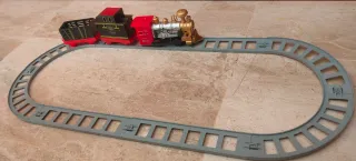 Tren de juguete clásico con vías