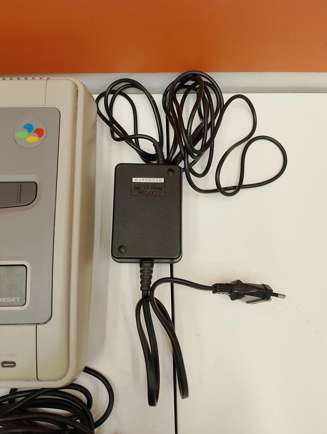 CONSOLA SUPER NINTENDO + 1MANDO + CABLE TV + CARGADOR