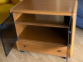 Mesa TV con ruedas, cajon y puertas