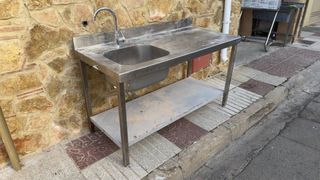 Mesa de trabajo cocina con cubeta