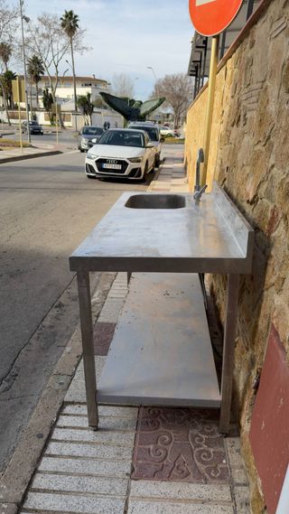 Mesa de trabajo cocina con cubeta