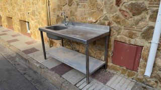 Mesa de trabajo cocina con cubeta