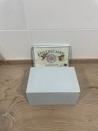 Caja botiquín vintage metal.