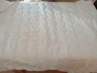 Cubre colchón cama 90 en perfecto estado.