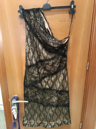 Vestido fiesta un tirante encaje negro beige