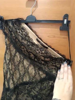 Vestido fiesta un tirante encaje negro beige