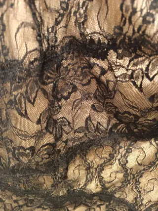 Vestido fiesta un tirante encaje negro beige