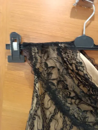 Vestido fiesta un tirante encaje negro beige