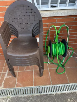 Sillas de jardín apilables y manguera riego con en