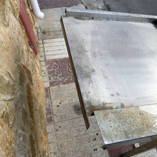 Mesa de cocina metálica