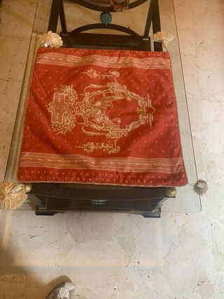 Sofá de tela con cojines