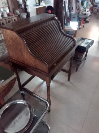 Escritorio de madera con persiana