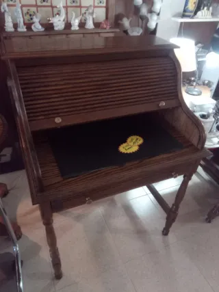Escritorio de madera con persiana