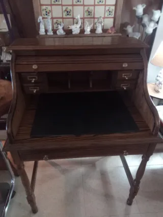 Escritorio de madera con persiana