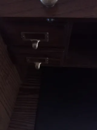 Escritorio de madera con persiana