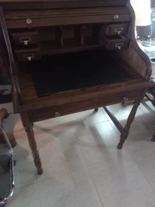 Escritorio de madera con persiana