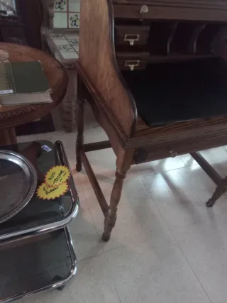 Escritorio de madera con persiana