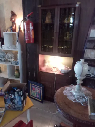 Escritorio de madera con persiana