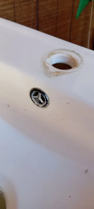 Mueble de baño blanco con lavabo y grifo.