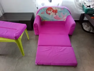 Sofá infantil rosa con diseño de sirena