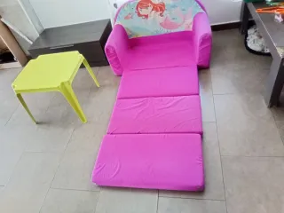Sofá infantil rosa con diseño de sirena