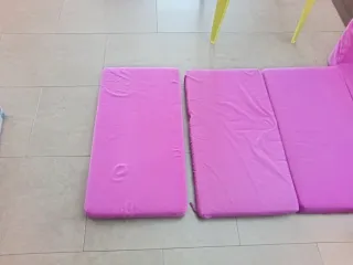 Sofá infantil rosa con diseño de sirena