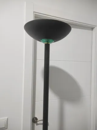 Lámpara de pie negra