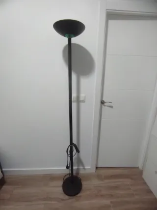 Lámpara de pie negra