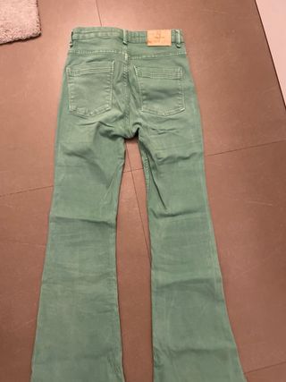 Pantalón vaquero verde campana