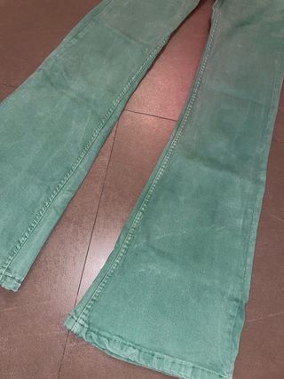Pantalón vaquero verde campana