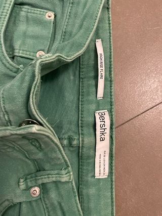 Pantalón vaquero verde campana