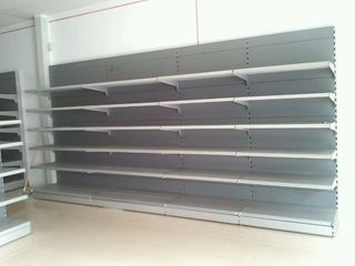 Estanterías de comercio blanco y gris