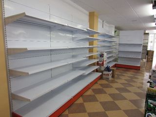 Estanterías de comercio blanco y gris