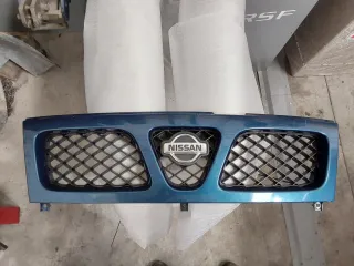 Rejilla Central Nissan Terrano II