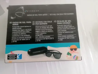 Gafas de sol infantiles negras con estuche