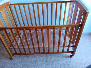 Cuna de bebé de madera