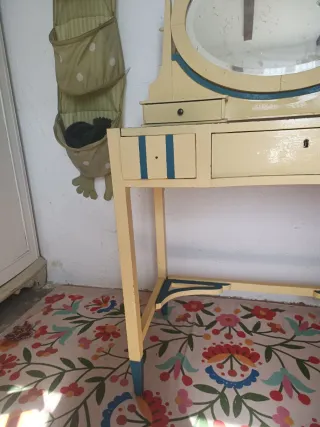 Tocador antiguo de madera.