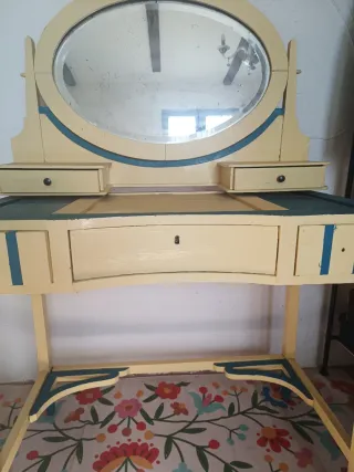 Tocador antiguo de madera.