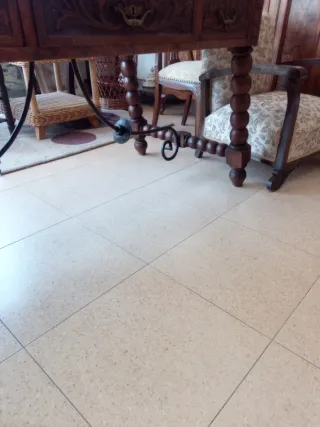 Mesa de madera y metal