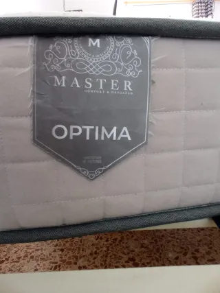 Cama con somier metálico y láminas de madera