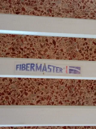 Cama con somier metálico y láminas de madera