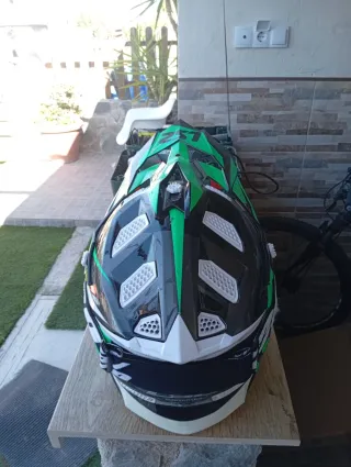 Casco Motocross Negro, Verde y Blanco con gafas