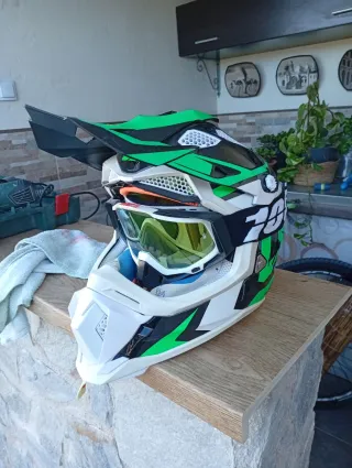 Casco Motocross Negro, Verde y Blanco con gafas